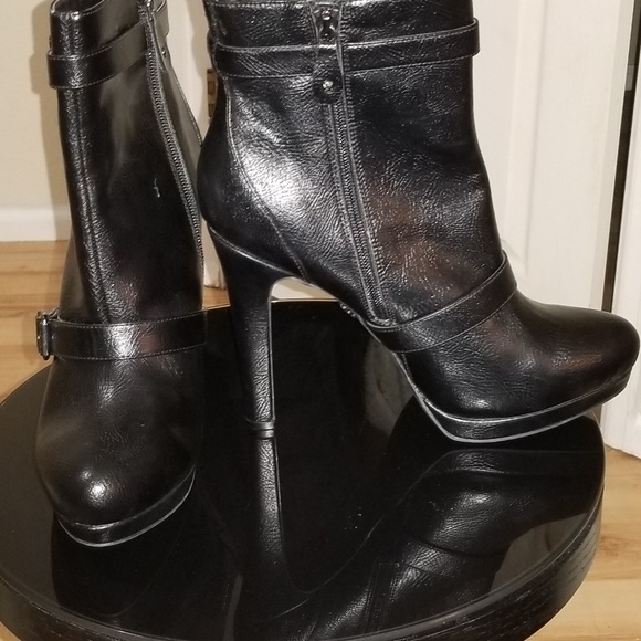 Simply Vera Vera Wang Booties - Picture 3 of 4